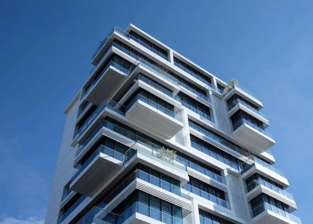 Determinación de irregularidad contable por posibles transacciones inmobiliarias a un valor distinto al de mercado